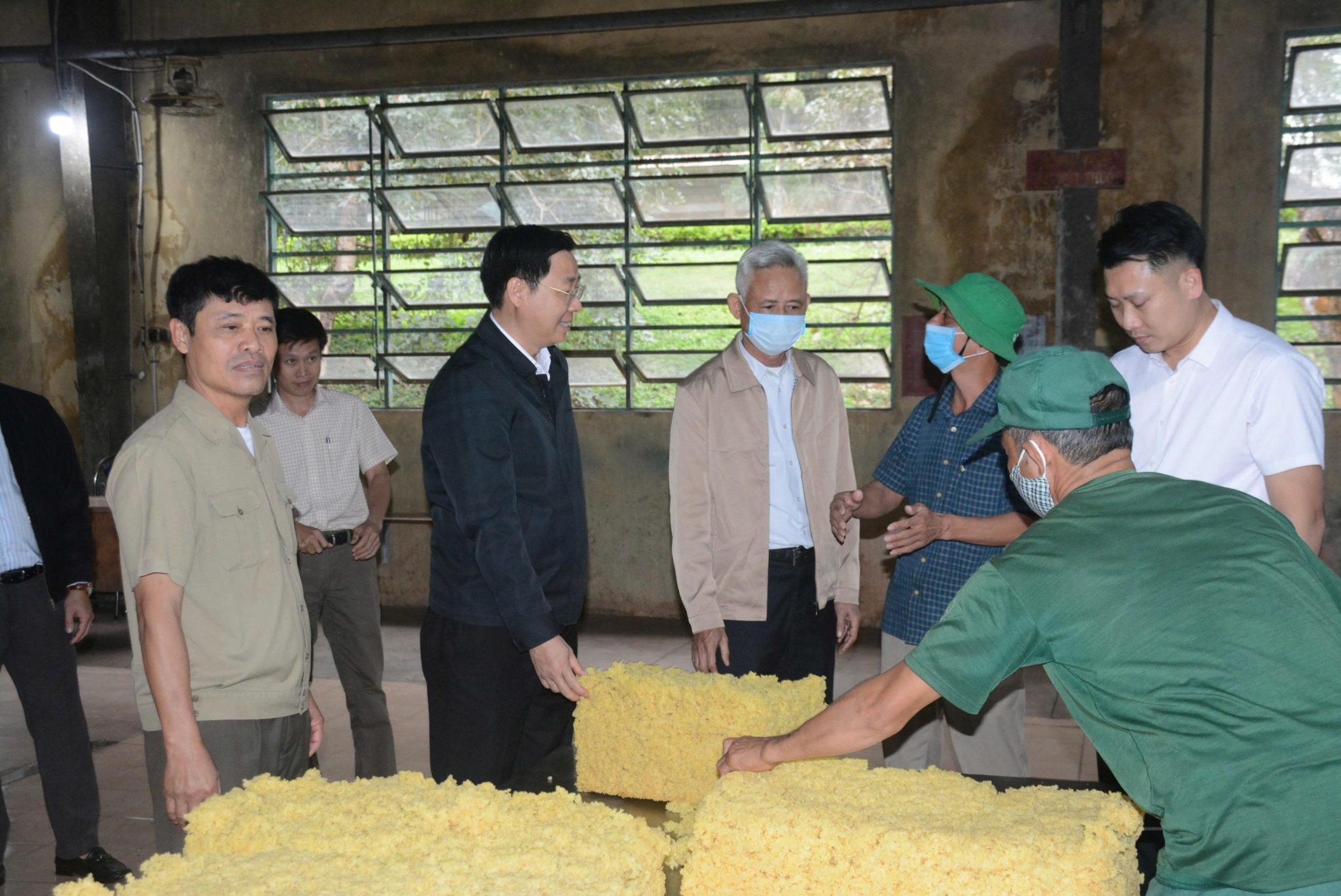 Nguyên thứ trưởng Bộ NN & PTNT Hà Công Tuấn và đoàn công tác thăm dây chuyển sản xuất mủ cốm SVR 3L