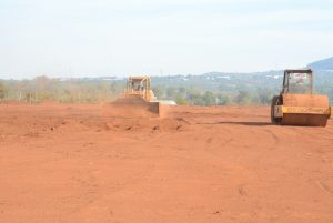 Xe cơ giới thực hiện công tác san lấp mặt bằng